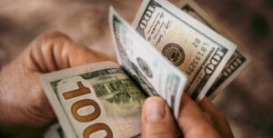 Remonetizar con dólares: las opciones sobre la mesa que tiene el Gobierno